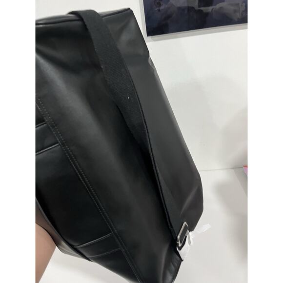 Peanuts Snoopy Duffle Bag - BoxLunch Exclusive - Picture 8 of 11